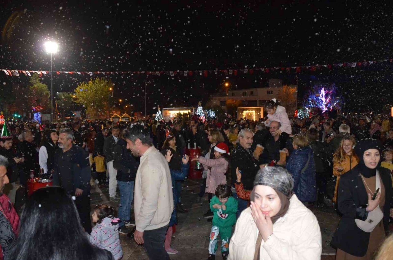 Didimliler yeni yılı Kent Meydanı’nda kutladı