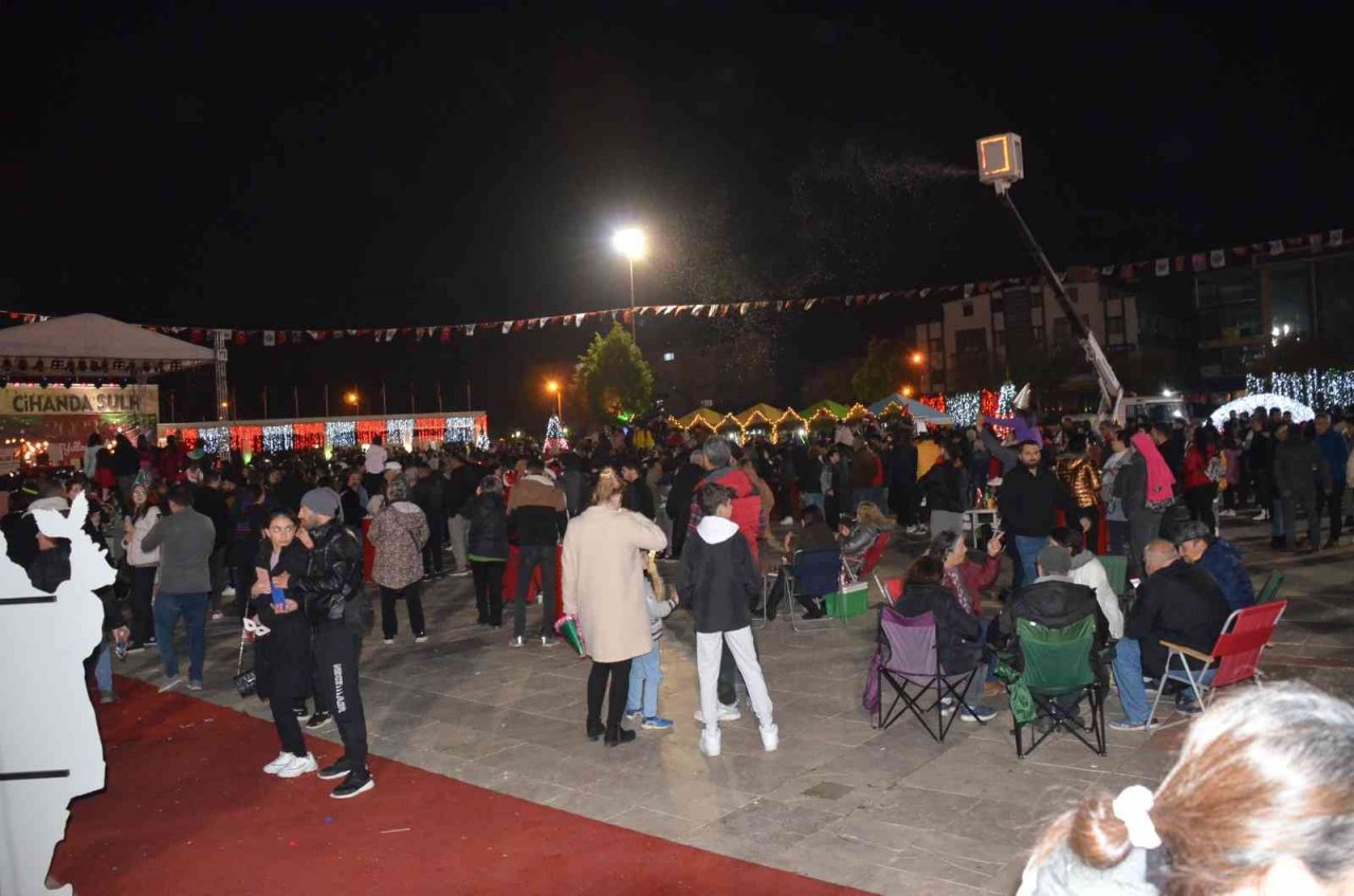 Didimliler yeni yılı Kent Meydanı’nda kutladı