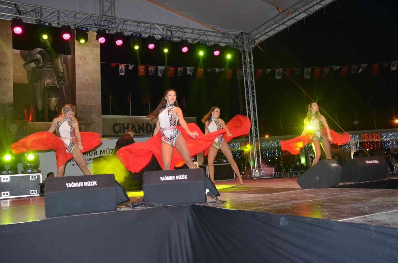 Didimliler yeni yılı Kent Meydanı’nda kutladı