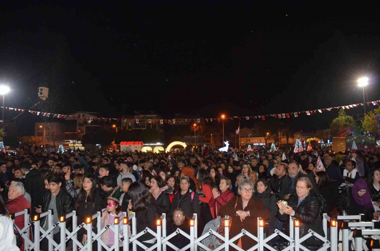 Didimliler yeni yılı Kent Meydanı’nda kutladı