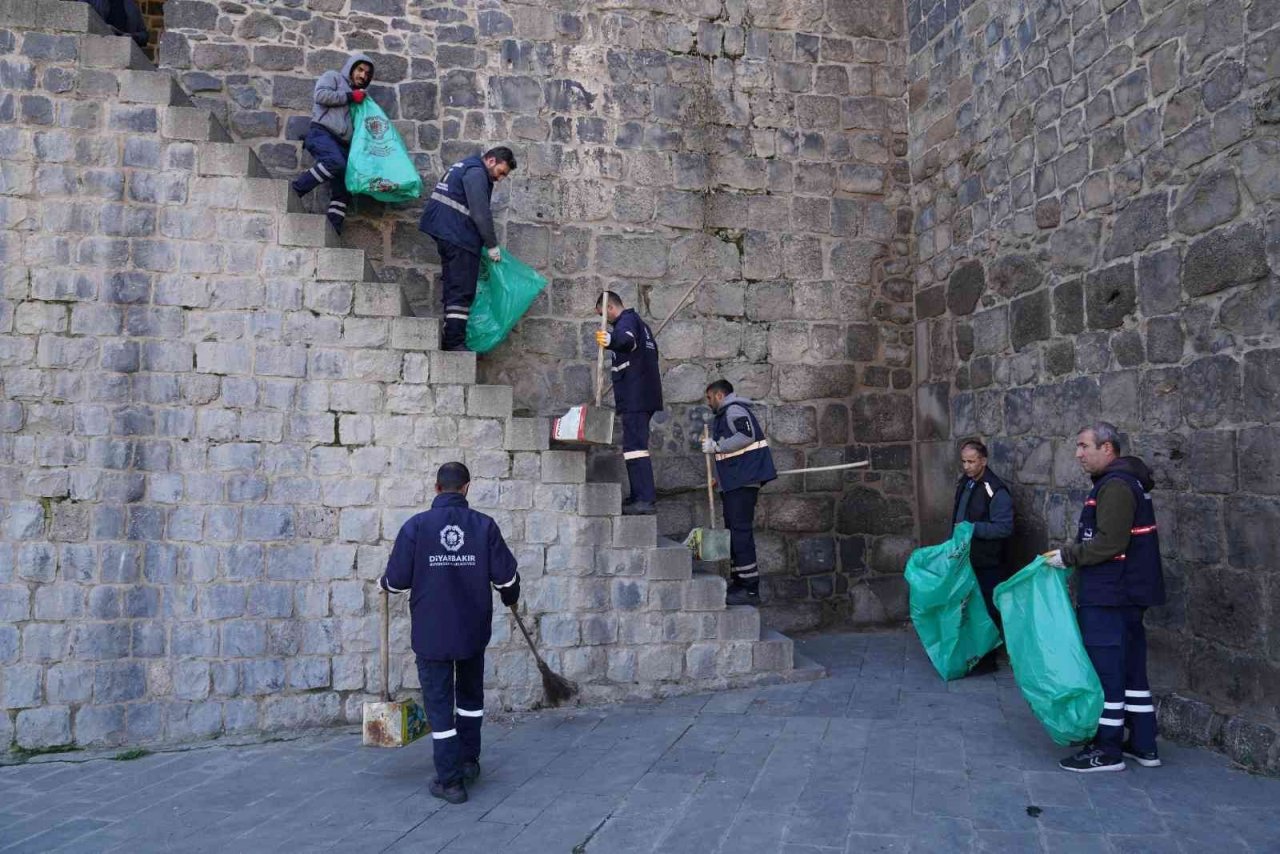 Asırlık surların dipleri ve burçlar temizlendi