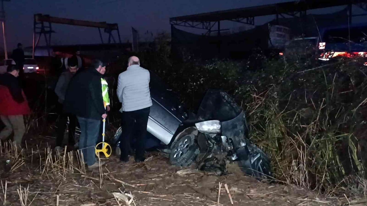 Otomobil kanala uçtu: 3 yaralı