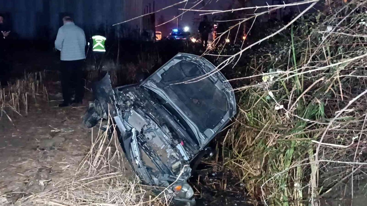 Otomobil kanala uçtu: 3 yaralı