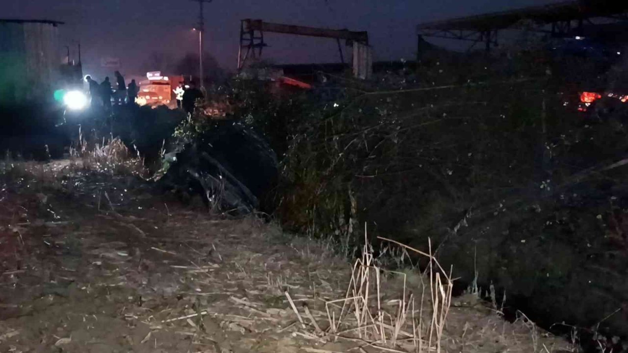 Otomobil kanala uçtu: 3 yaralı