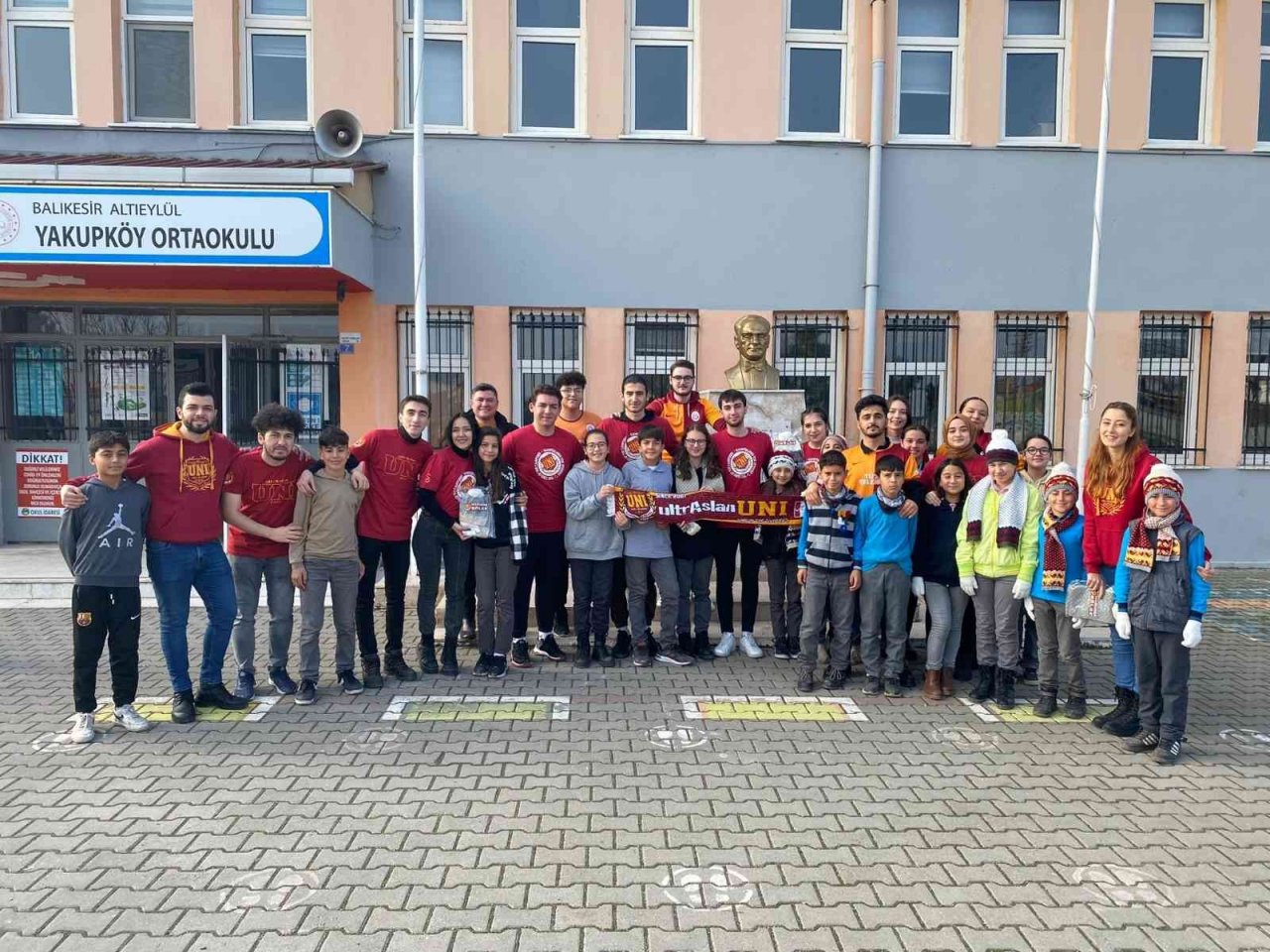 Galatasaray taraftarları köy çocuklarını sevindirdi