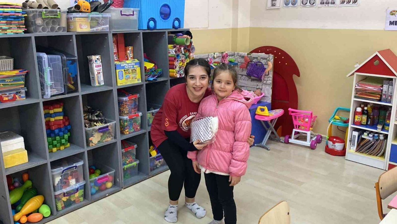 Galatasaray taraftarları köy çocuklarını sevindirdi