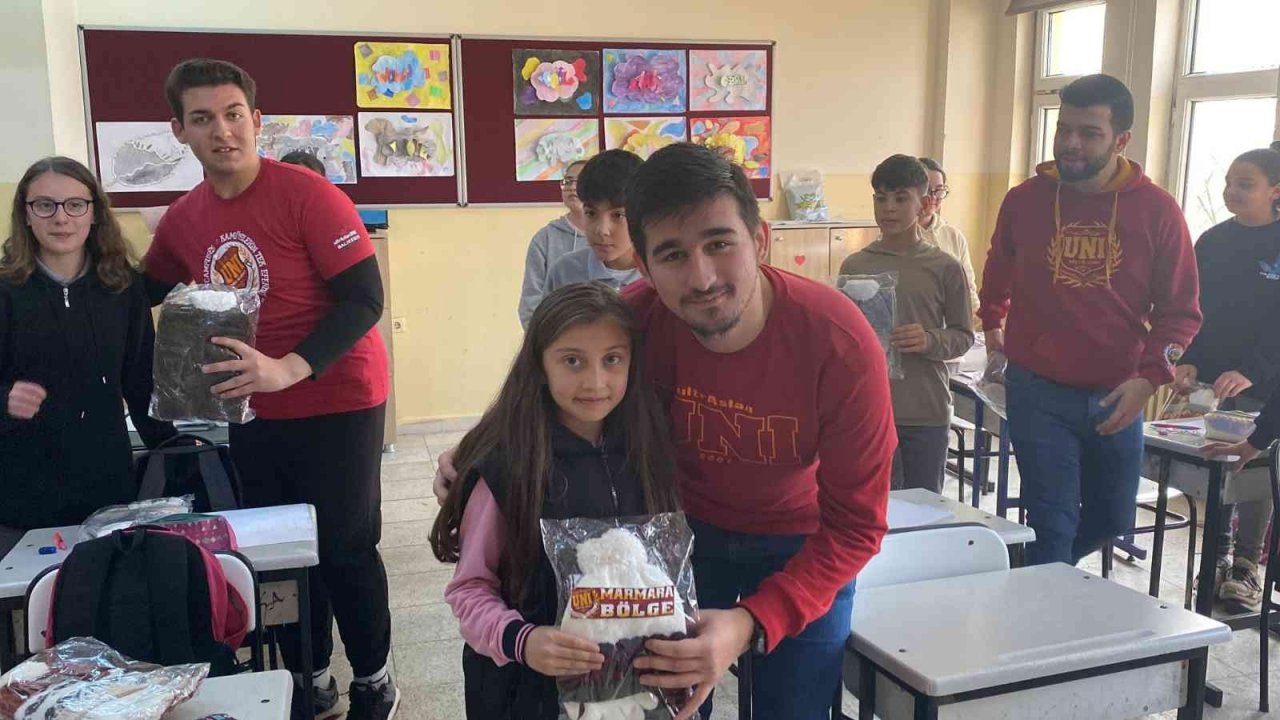 Galatasaray taraftarları köy çocuklarını sevindirdi