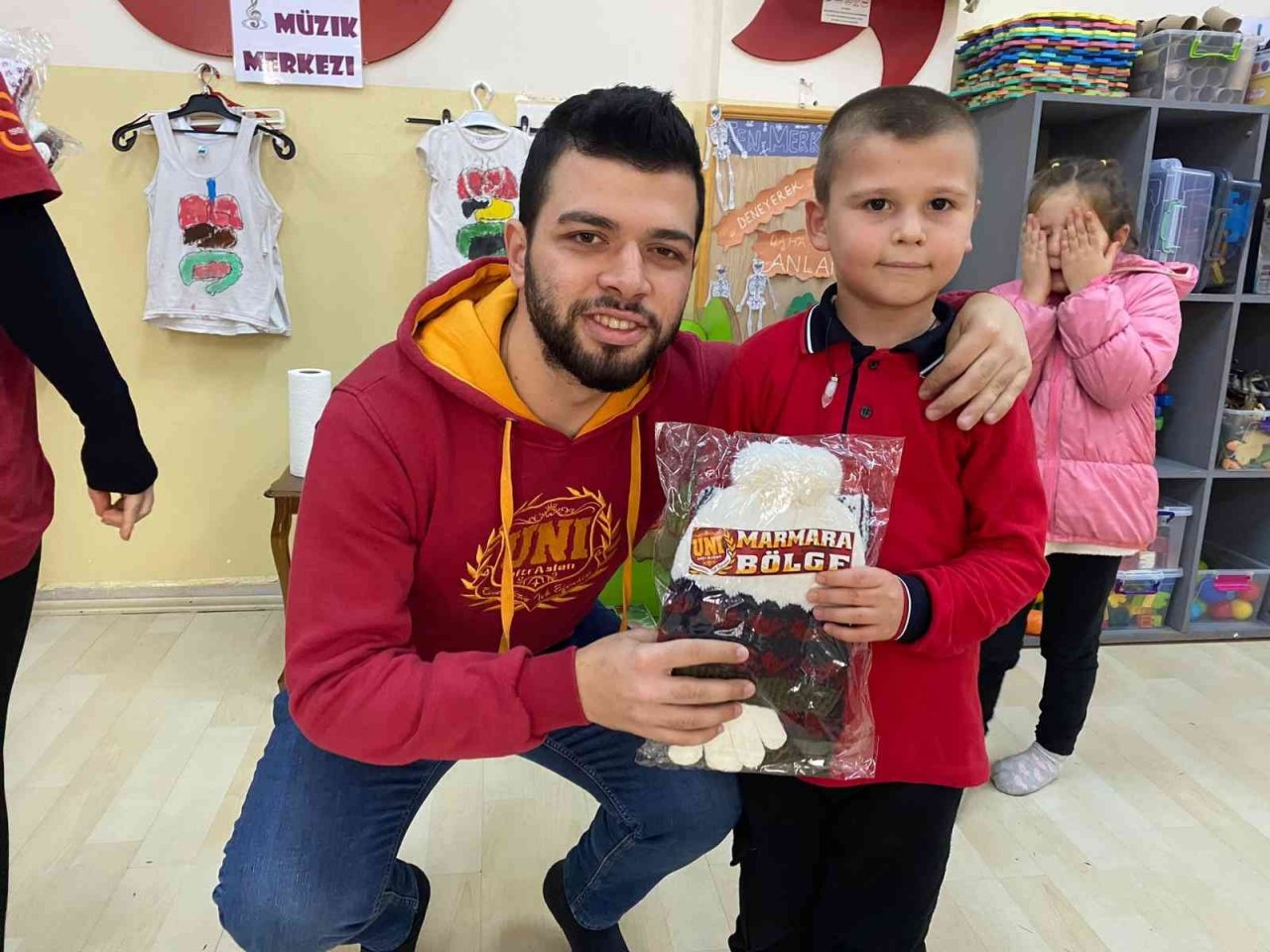 Galatasaray taraftarları köy çocuklarını sevindirdi