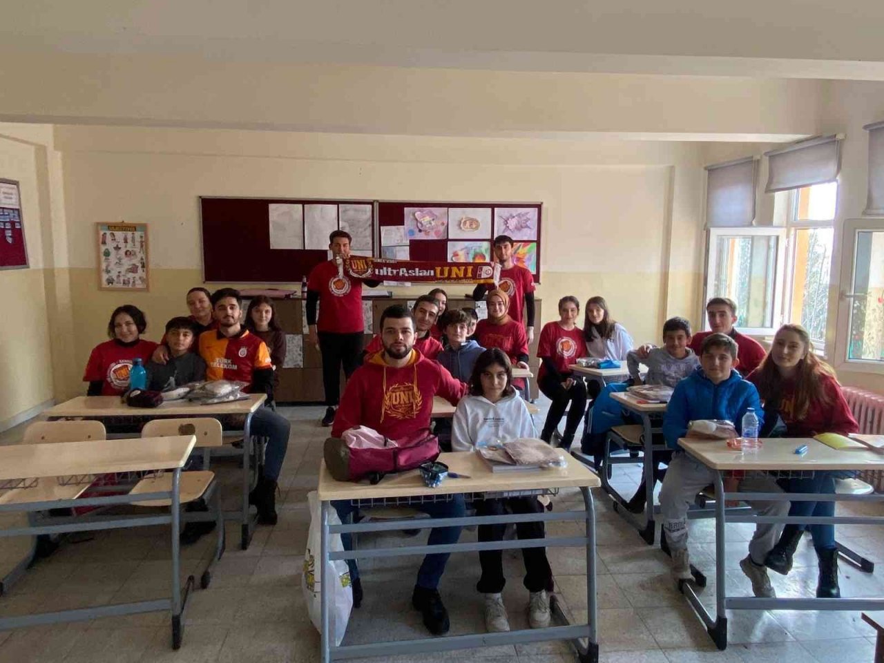 Galatasaray taraftarları köy çocuklarını sevindirdi