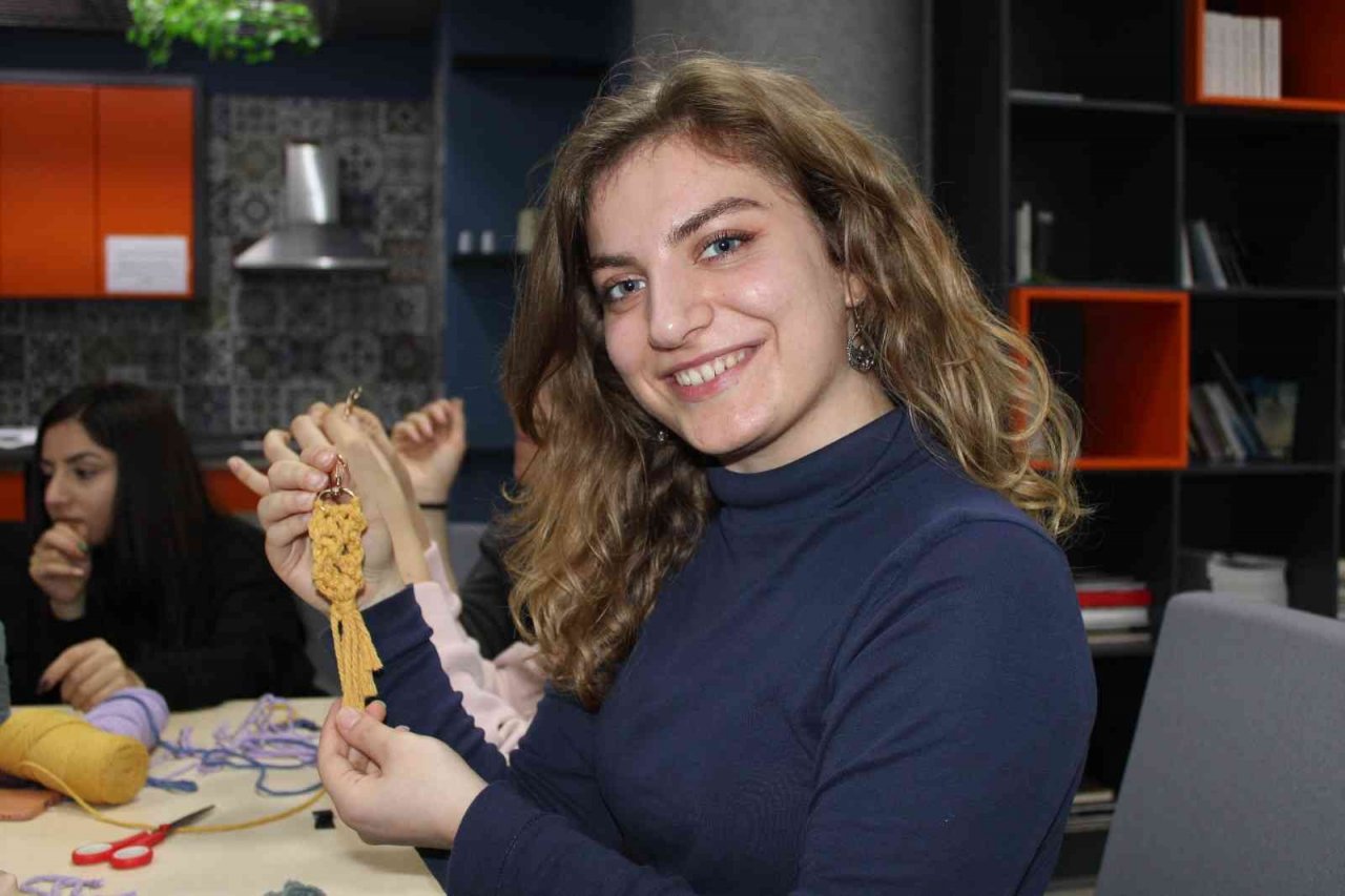 Mardin yolunda ördüğü çanta projeye dönüştü