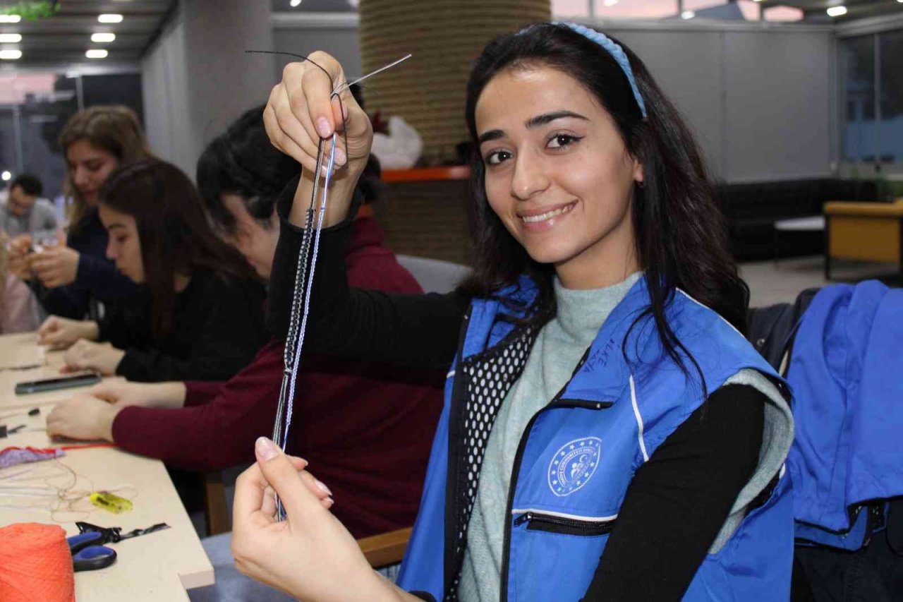 Mardin yolunda ördüğü çanta projeye dönüştü