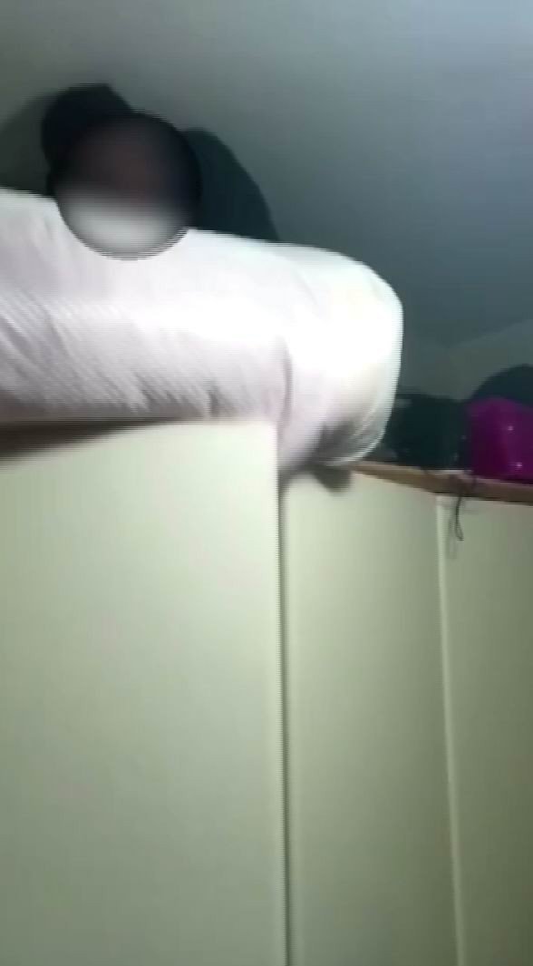 Polisten kaçmak için dolabın üzerinde bavulların arkasına saklandı