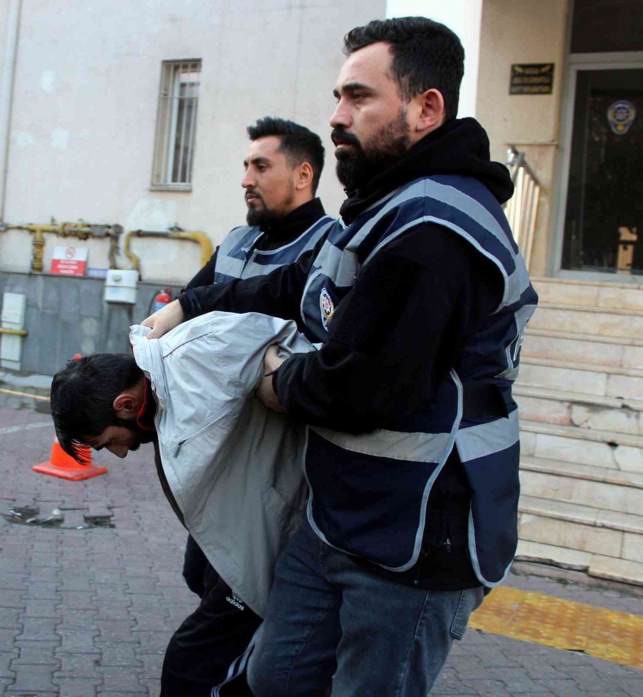 Polisten kaçmak için dolabın üzerinde bavulların arkasına saklandı