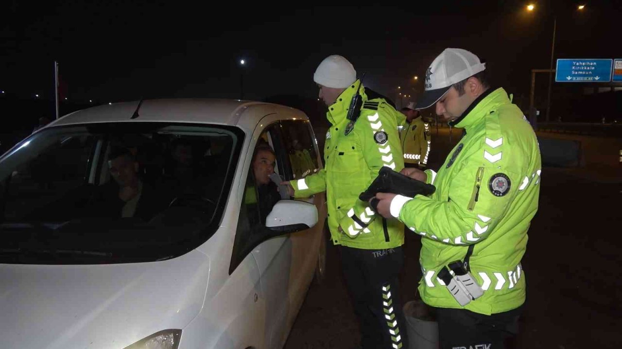 43 ilin geçiş güzergahında ’yılbaşı’ denetimi: Araçlar tek tek durduruldu