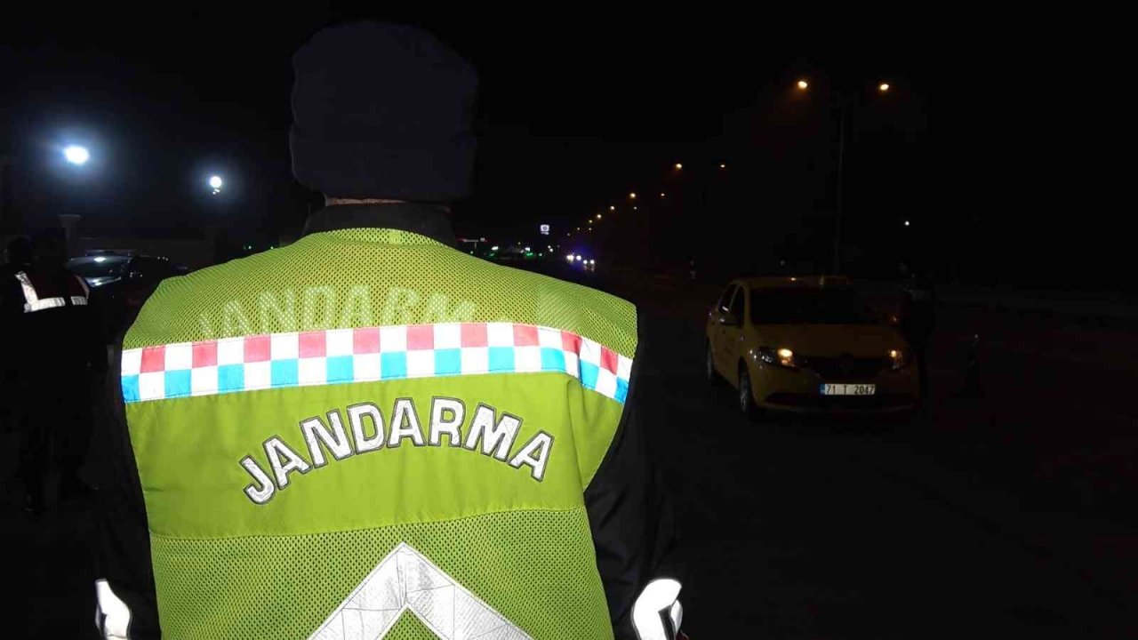 43 ilin geçiş güzergahında ’yılbaşı’ denetimi: Araçlar tek tek durduruldu