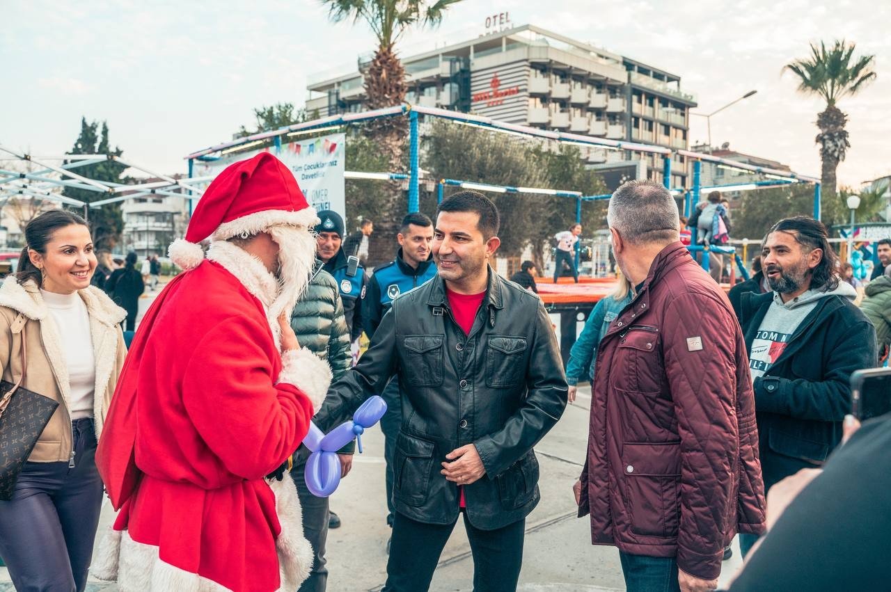 Kuşadası’nda sokak partisi ile yeni yıl coşkusu zirve yaptı