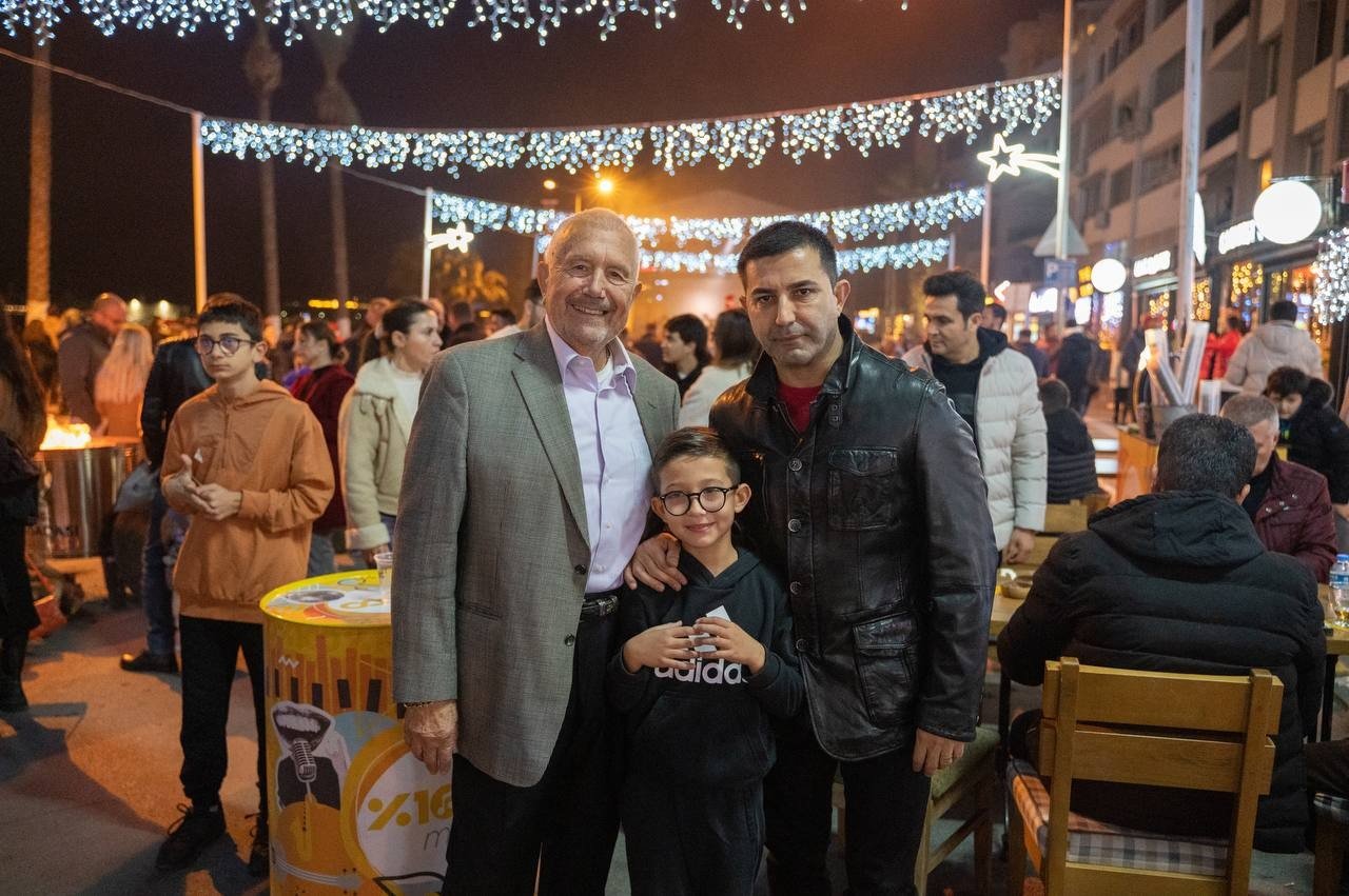 Kuşadası’nda sokak partisi ile yeni yıl coşkusu zirve yaptı