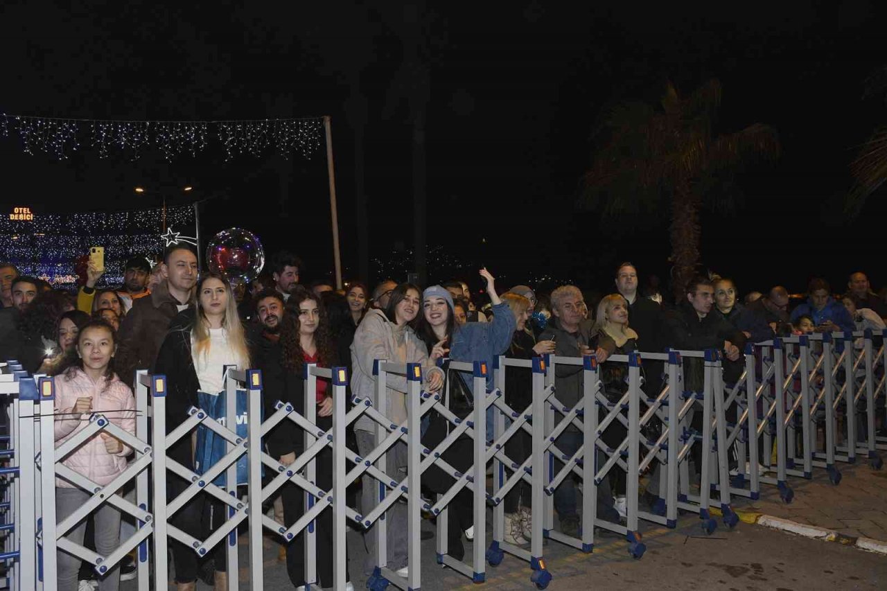 Kuşadası’nda sokak partisi ile yeni yıl coşkusu zirve yaptı