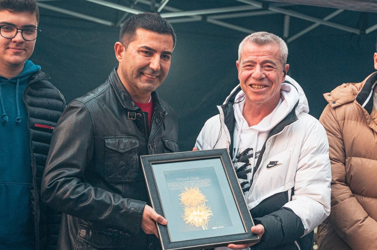 Kuşadası’nda sokak partisi ile yeni yıl coşkusu zirve yaptı