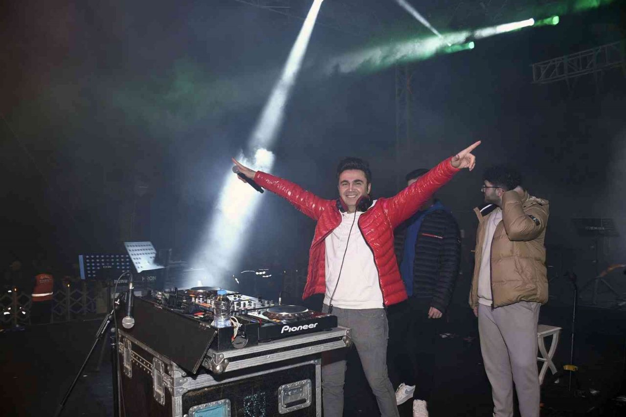 Kuşadası’nda sokak partisi ile yeni yıl coşkusu zirve yaptı