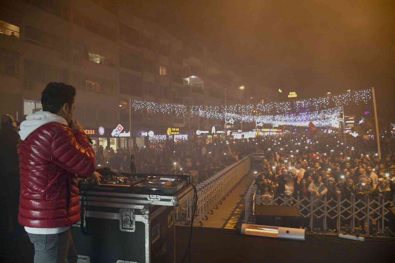 Kuşadası’nda sokak partisi ile yeni yıl coşkusu zirve yaptı