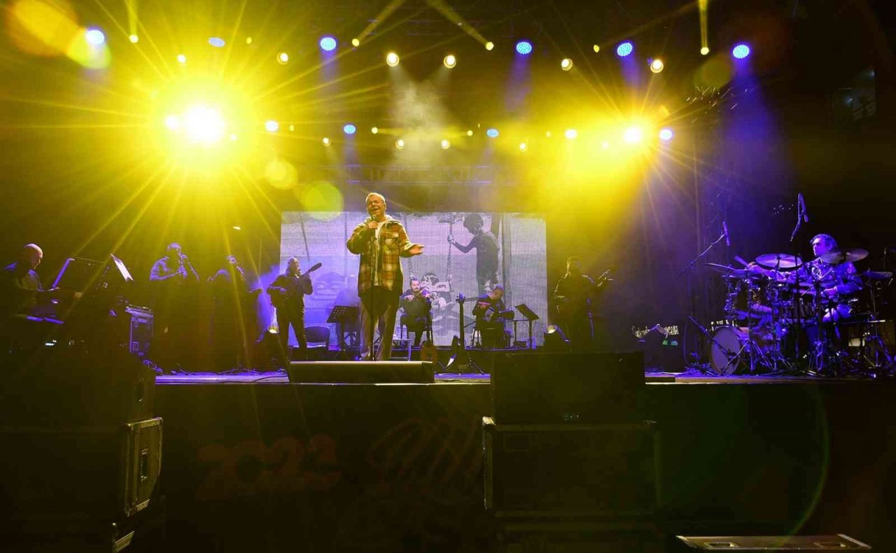 Kuşadası yeni yıla sokak partisiyle girdi