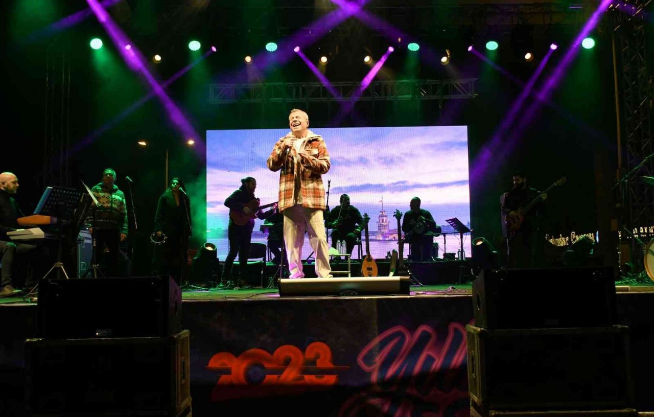 Kuşadası yeni yıla sokak partisiyle girdi