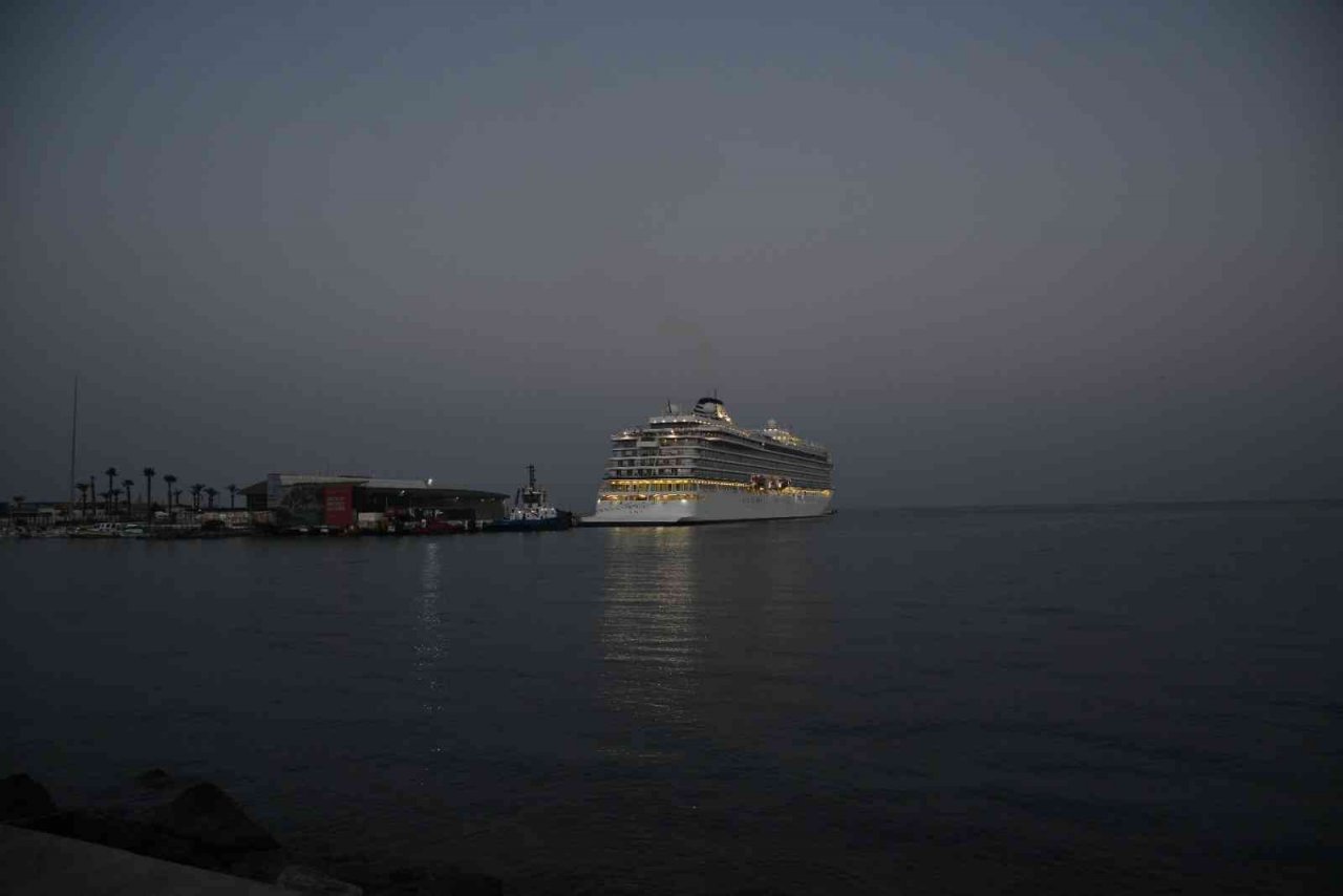 Kuşadası’na 2023 sezonunun ilk kruvaziyer gemisiyle 841 yolcu geldi