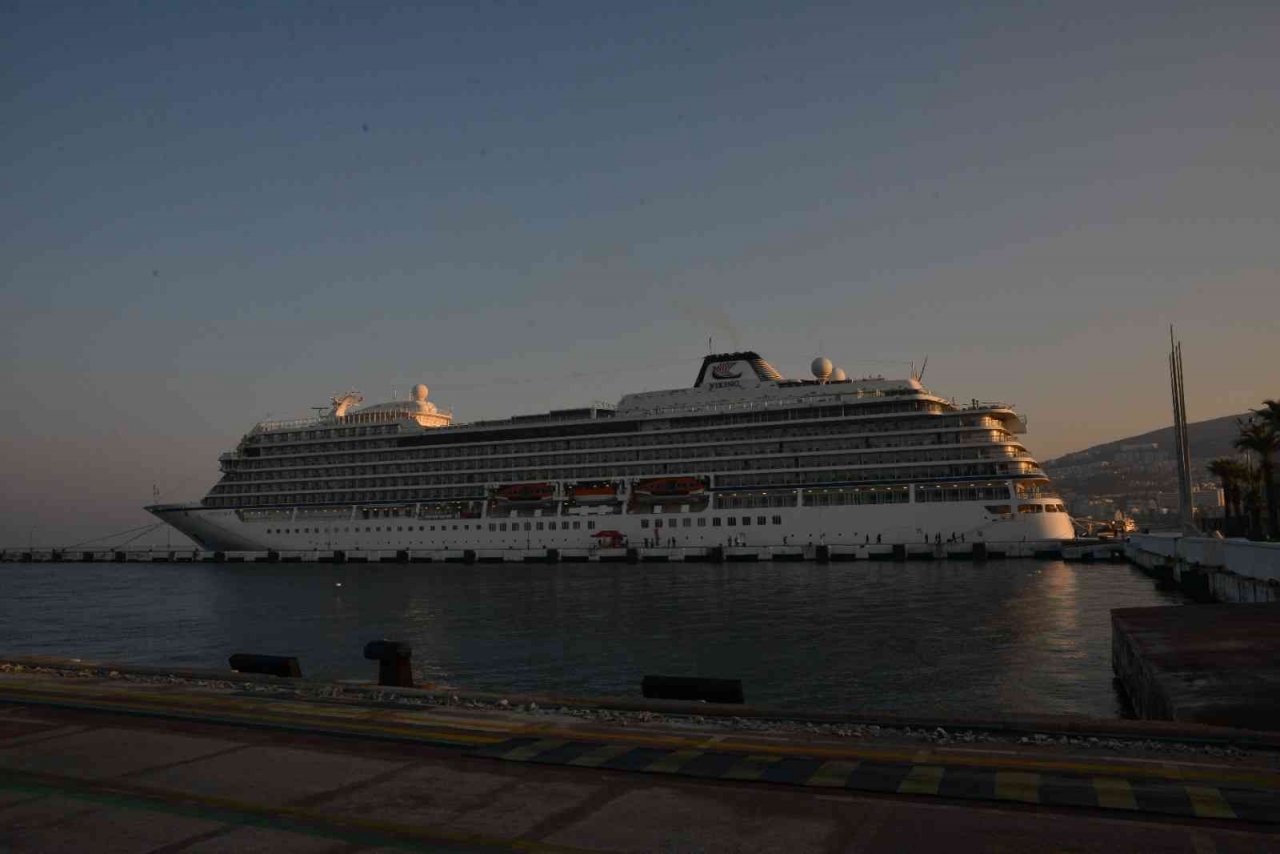 Kuşadası’na 2023 sezonunun ilk kruvaziyer gemisiyle 841 yolcu geldi