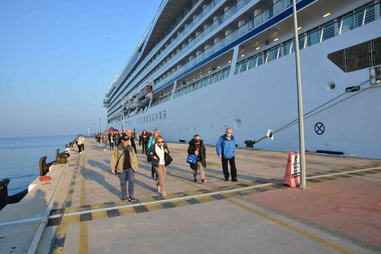 Kuşadası’na 2023 sezonunun ilk kruvaziyer gemisiyle 841 yolcu geldi
