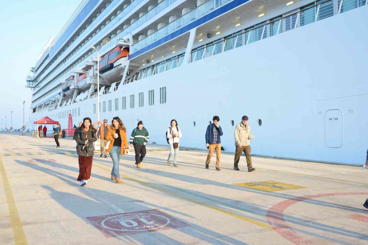 Kuşadası’na 2023 sezonunun ilk kruvaziyer gemisiyle 841 yolcu geldi