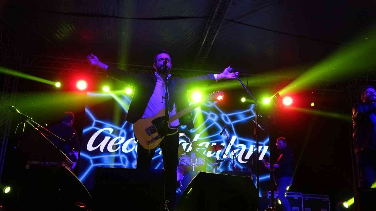 Marmaris 2023’e yapay kar ve ’Gece Yolcuları’ ile girdi