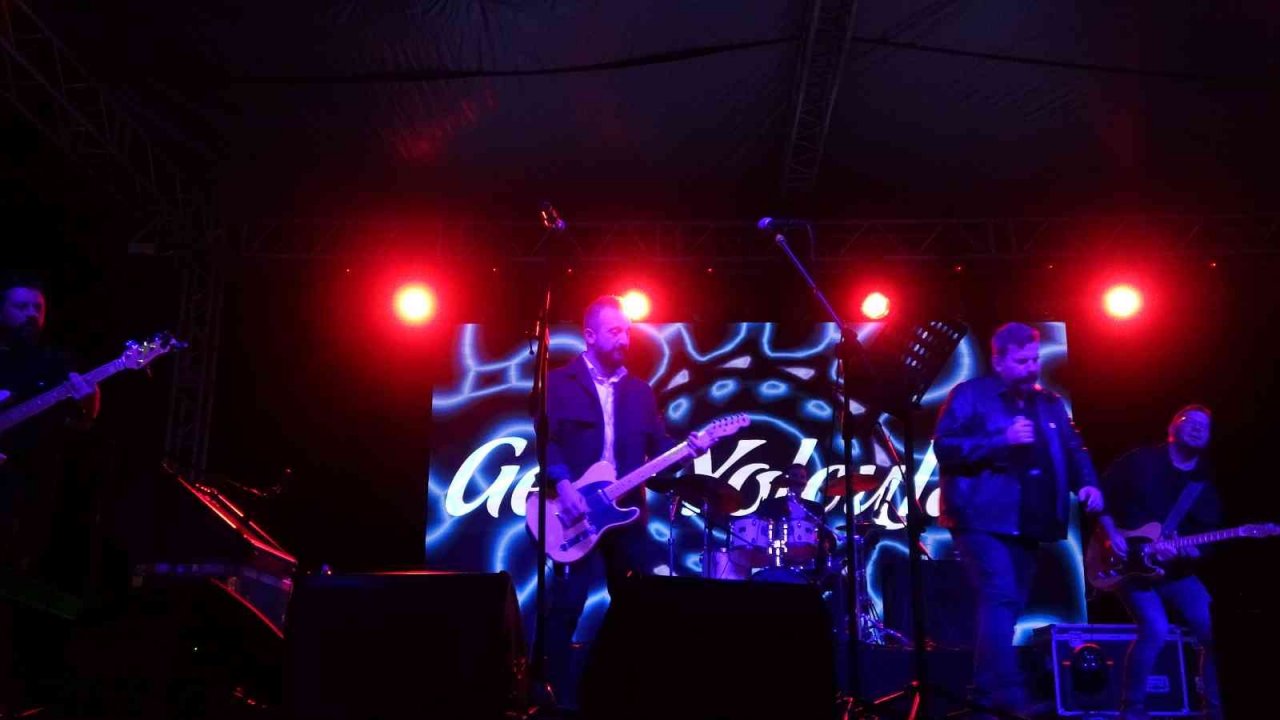 Marmaris 2023’e yapay kar ve ’Gece Yolcuları’ ile girdi