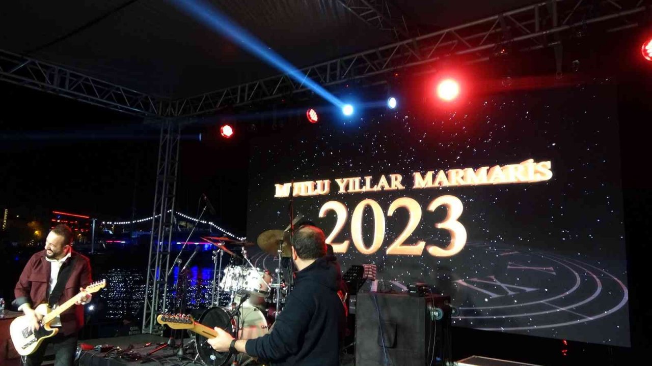 Marmaris 2023’e yapay kar ve ’Gece Yolcuları’ ile girdi