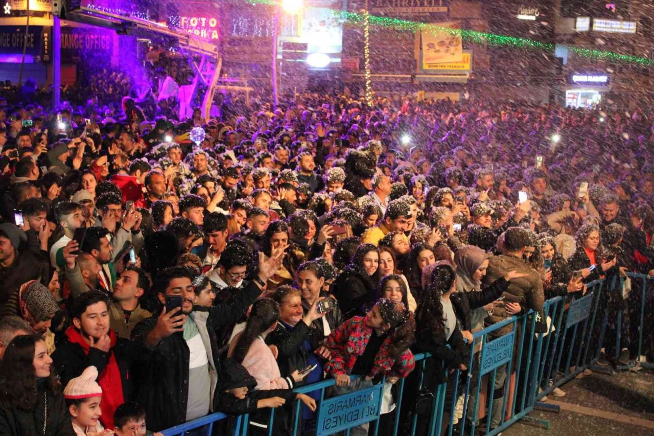 Marmaris 2023’e yapay kar ve ’Gece Yolcuları’ ile girdi