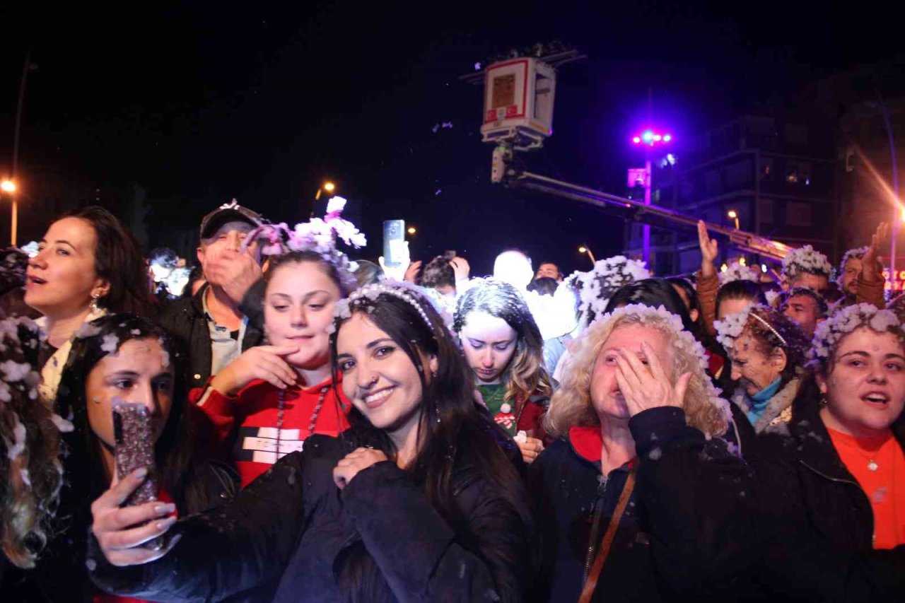 Marmaris 2023’e yapay kar ve ’Gece Yolcuları’ ile girdi
