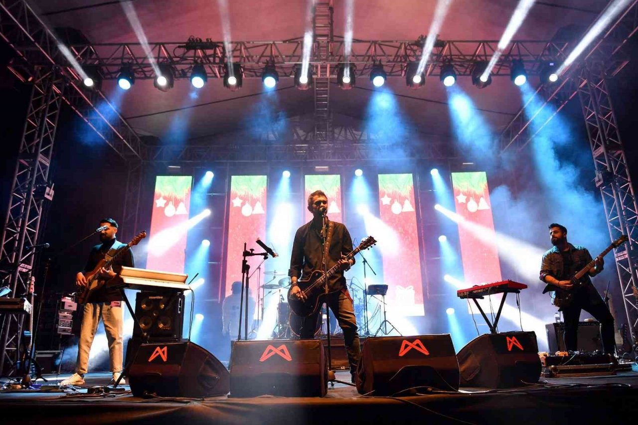 Betül Haydın ve Ozan Doğulu Mersinli hayranlarını coşturdu