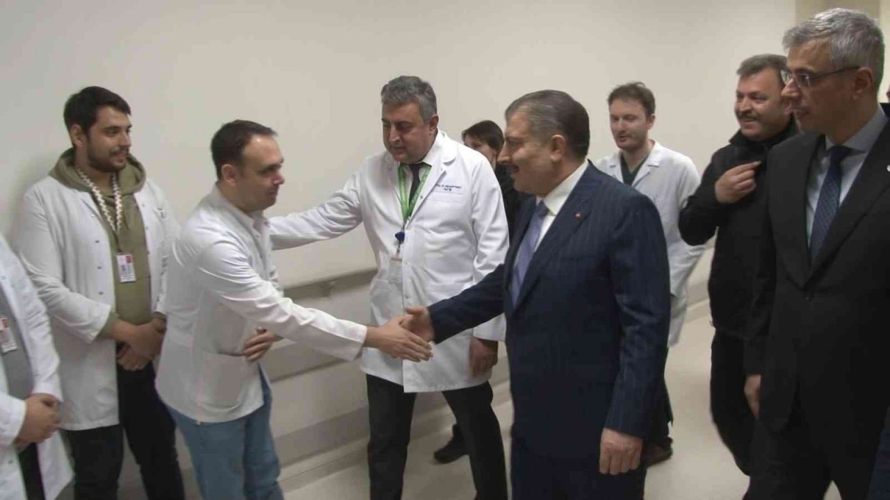 Sağlık Bakanı Fahrettin Koca yeni yılın ilk bebeklerinin ailelerini tebrik etti