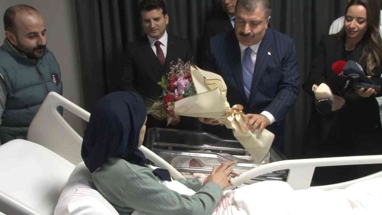 Sağlık Bakanı Fahrettin Koca yeni yılın ilk bebeklerinin ailelerini tebrik etti