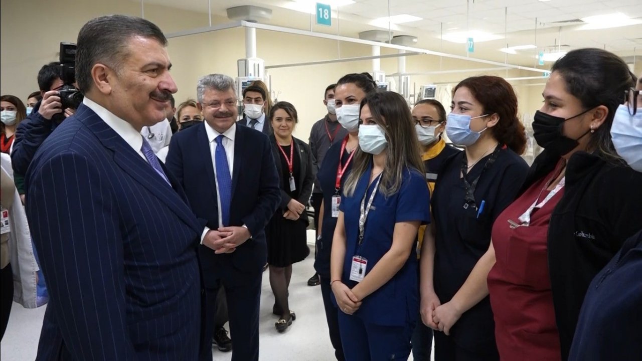 Sağlık Bakanı Koca yeni yılı 5 ayrı hastanede karşıladı