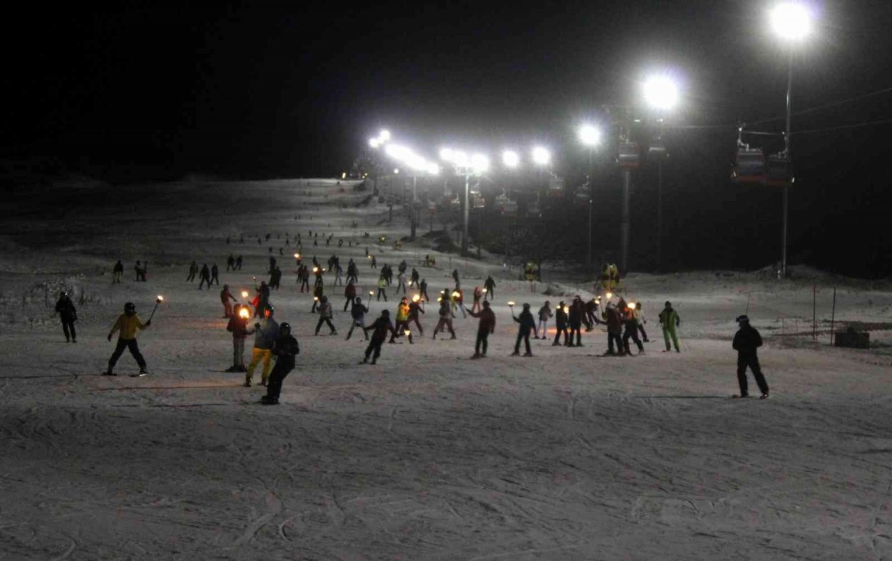 Erciyes’te turistler yeni yıla meşalelerle kayarak girdi