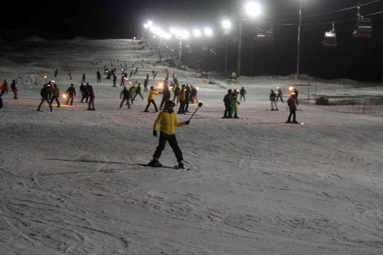 Erciyes’te turistler yeni yıla meşalelerle kayarak girdi