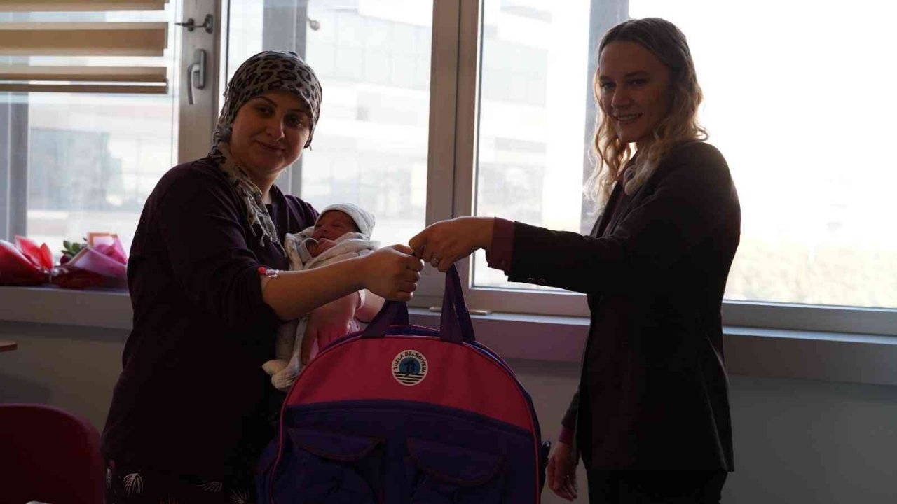 Tuzla’da 2023 yılının ilk bebekleri ve annelerine Başkan Yazıcı’dan hediye