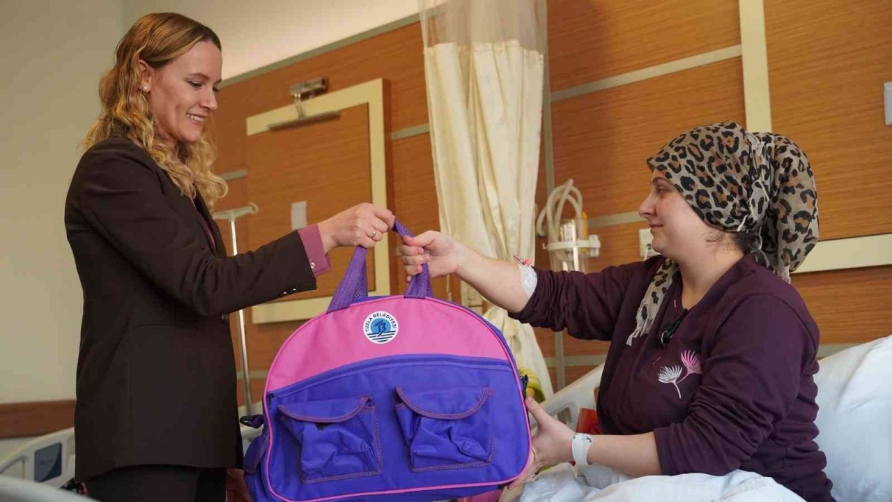 Tuzla’da 2023 yılının ilk bebekleri ve annelerine Başkan Yazıcı’dan hediye