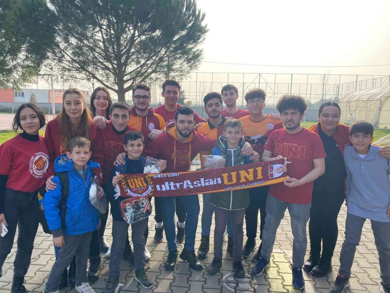 Galatasaray taraftarları köy çocuklarını sevindirdi