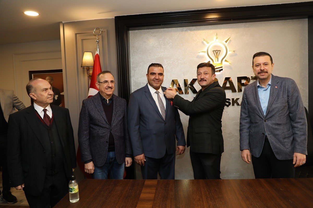 AK Parti İzmir’den oda başkanlarına rozet