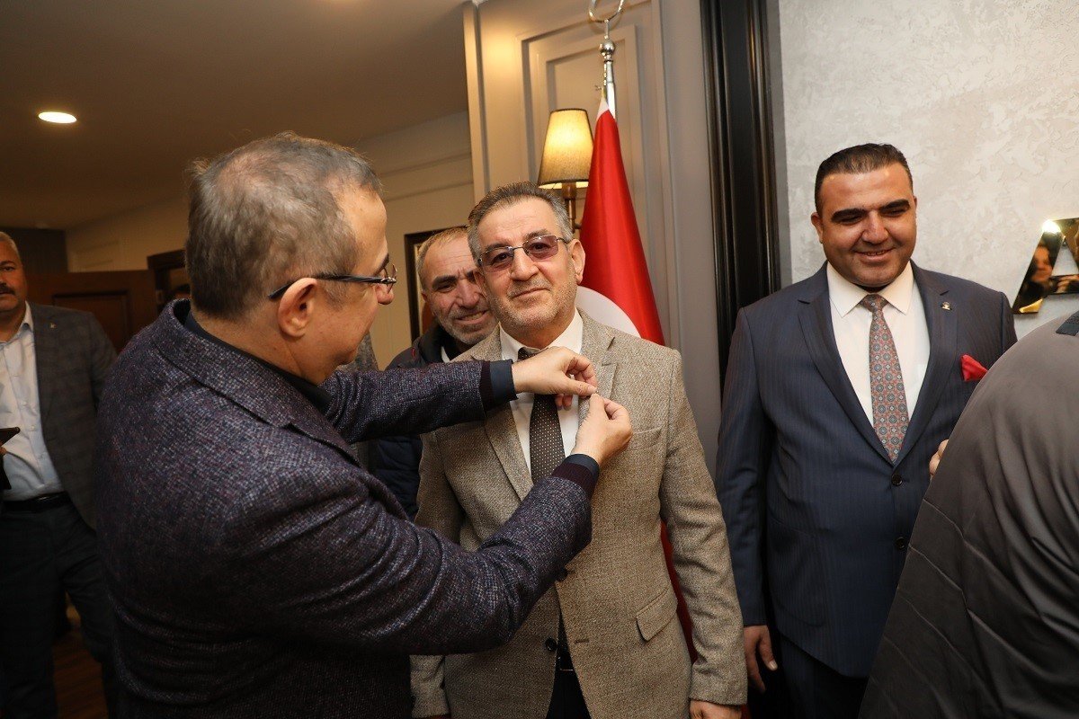 AK Parti İzmir’den oda başkanlarına rozet