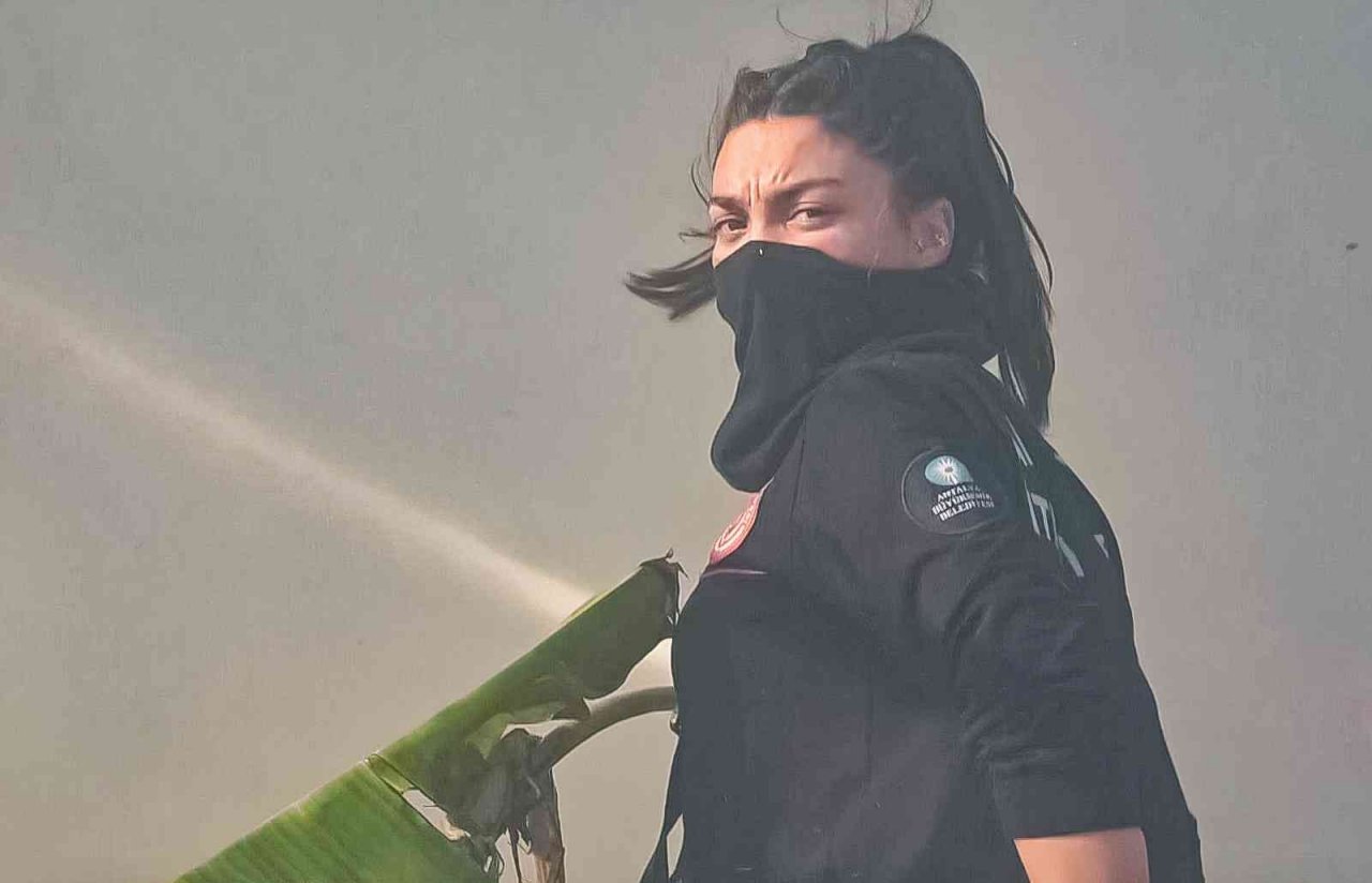 Kadın itfaiyeciler alevlerin arasında erkek meslektaşlarını aratmadı