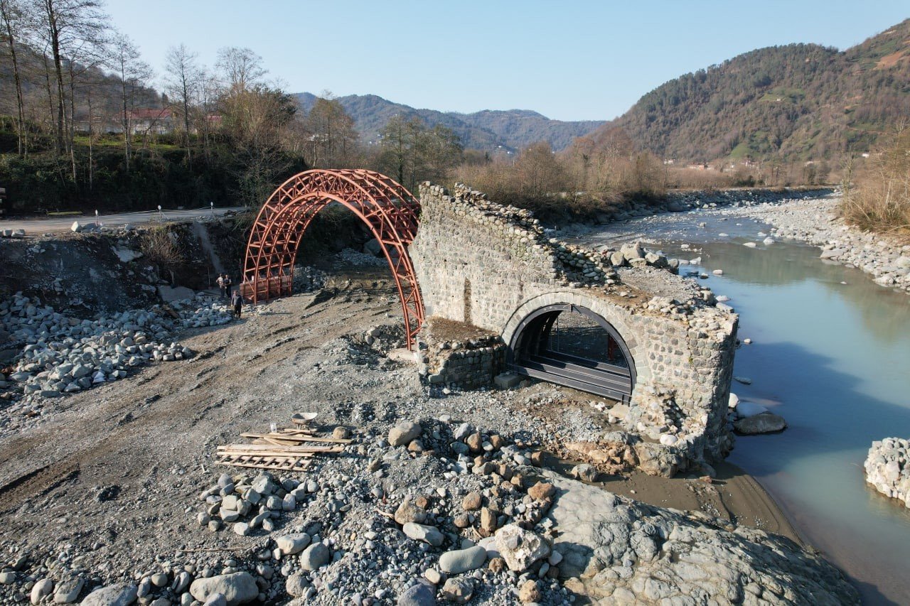 Sel sularının yıktığı 400 yıllık tarihi taş kemer köprü restore ediliyor