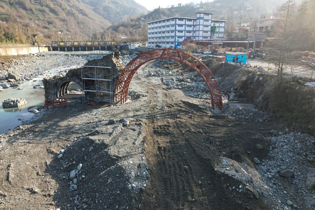 Sel sularının yıktığı 400 yıllık tarihi taş kemer köprü restore ediliyor